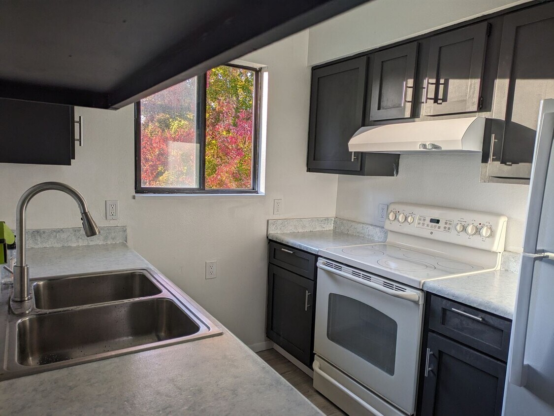 Primary Photo - 2 Bedroom 2nd Floor Townhome in Lakewood