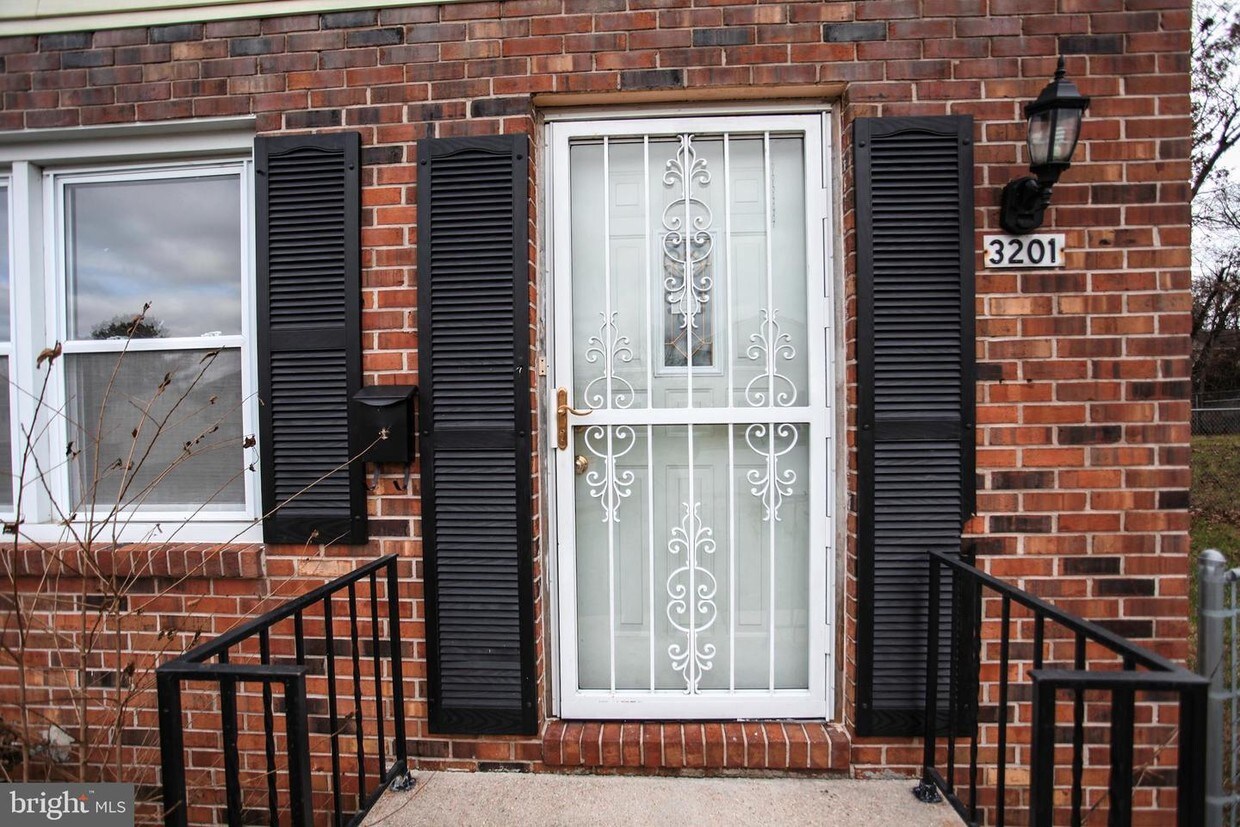 Primary Photo - 3201 Windsor Blvd