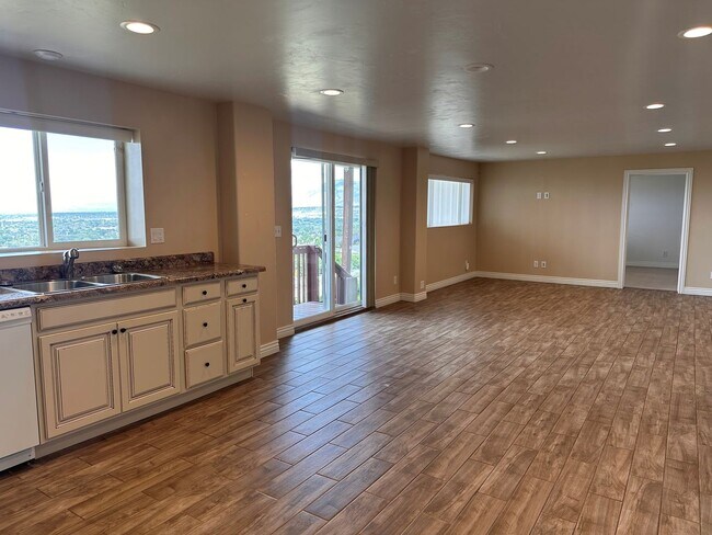 Foto del edificio - 2 Bedroom Walk out Basement Apartment
