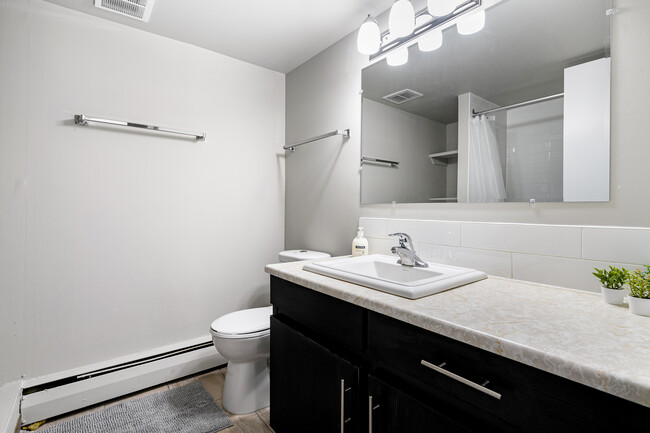 Building Photo - Master Room & Ensuite Bath - Downtown Calgary