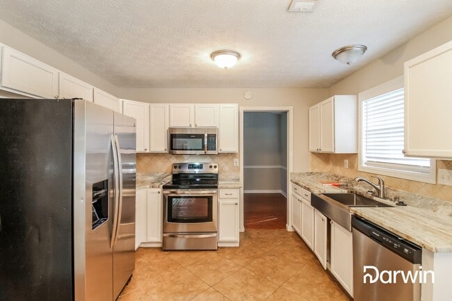 Building Photo - 877 Kilkenny Cir, Lithonia, GA 30058