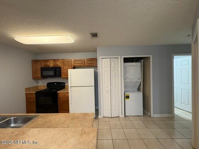 Foto del edificio - 7920 Merrill Rd