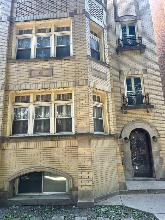 Primary Photo - 6125 N Washtenaw Ave