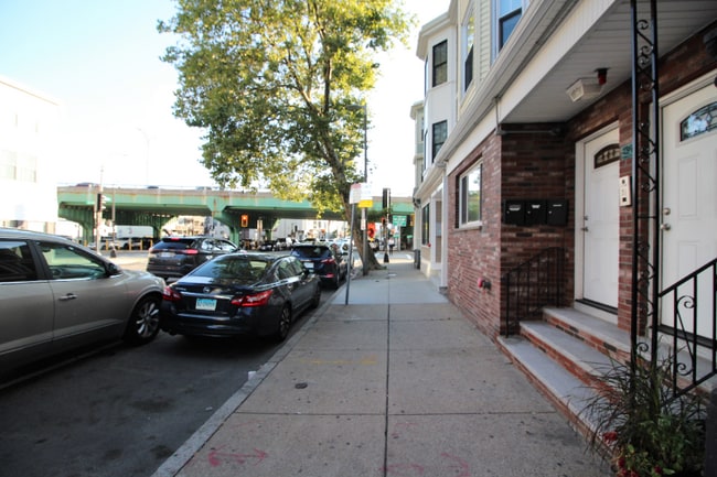 Building Photo - 136 Chelsea St