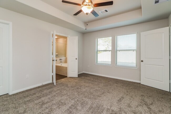 Foto del edificio - 14725 Country Club Dr