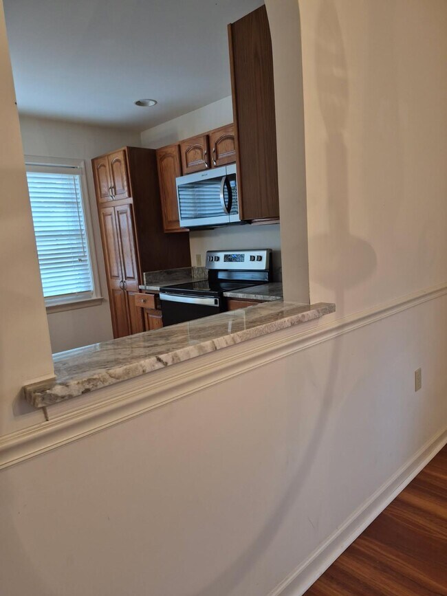 Building Photo - 1023 E Schumaker Manor Dr