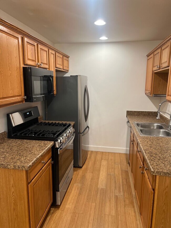 Foto del edificio - AWESOME 2 BEDROOM 2 BATH UNIT