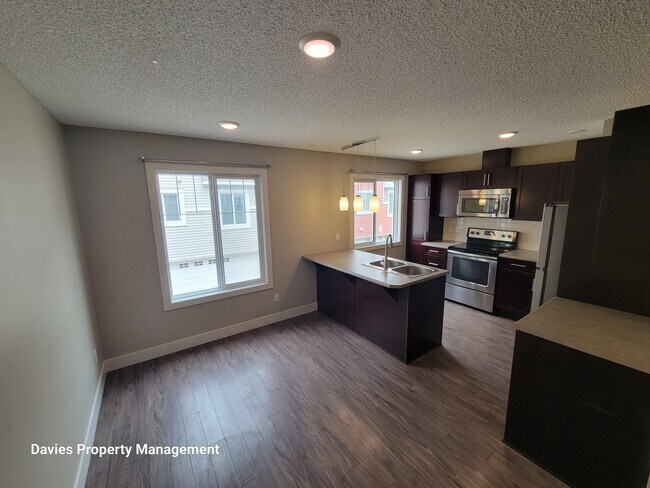 Photo du bâtiment - 415 Clareview Rd NW
