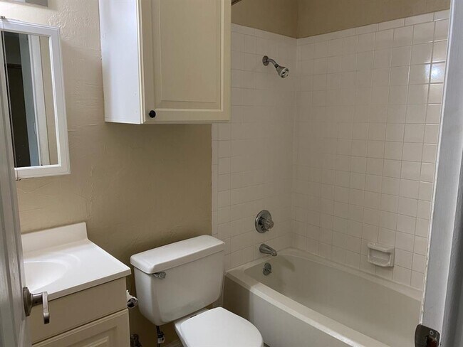Building Photo - 21013 Highland Lake Dr