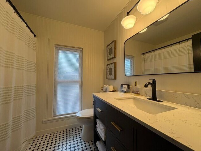 Foto del edificio - $5,400 | 7 Bedroom, 5 Bathroom Single Family Home | No Pets* | Available for August 1st, 2027 Mov...