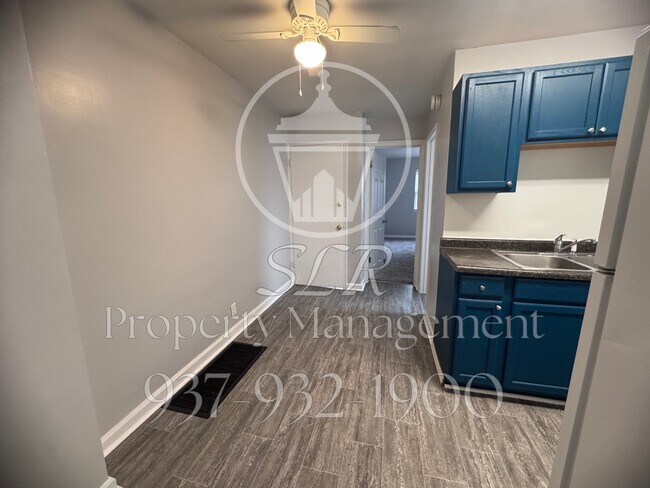Building Photo - 420 E Siebenthaler Ave
