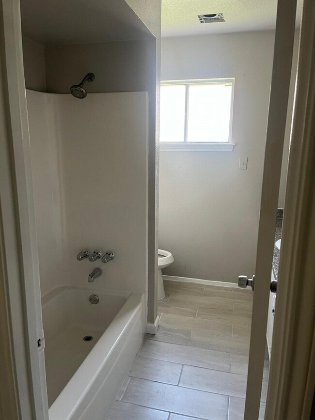 Foto del edificio - 1815 Westwood Dr