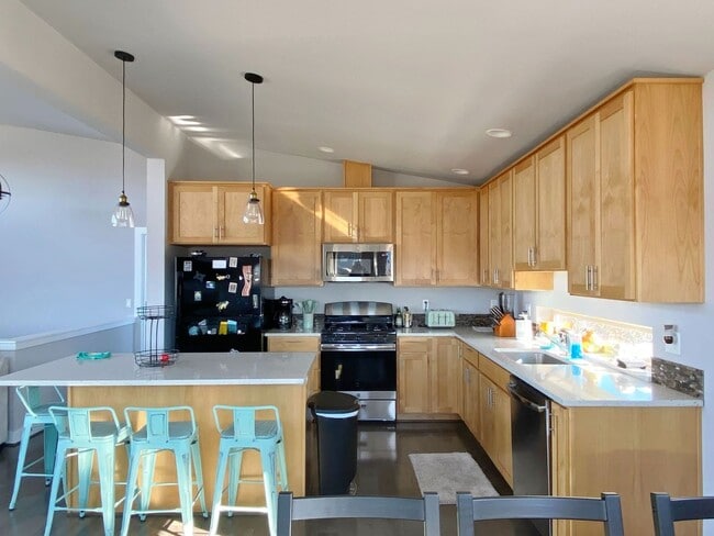 Building Photo - Fully Furnished at Lone Pine
