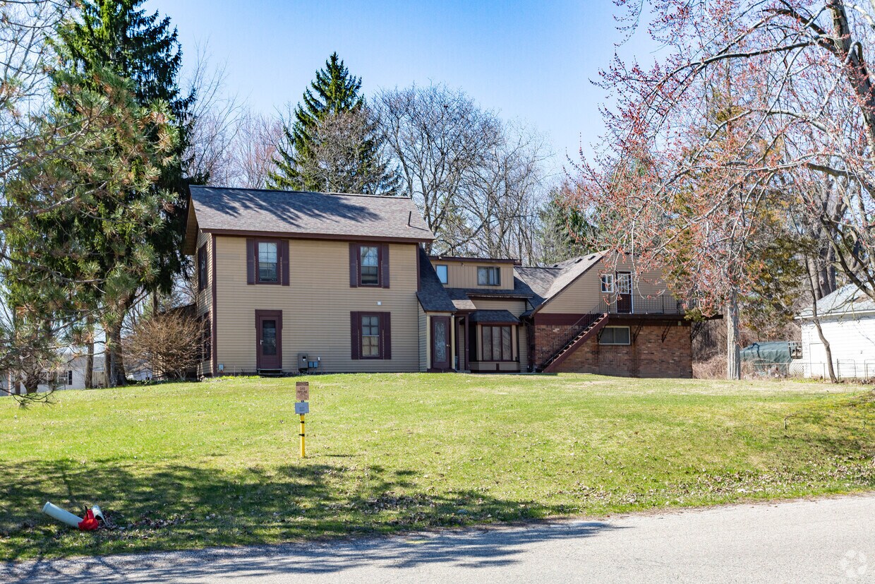 3820 Pontiac Lake Rd, Waterford, MI 48328 Apartments in Waterford, MI