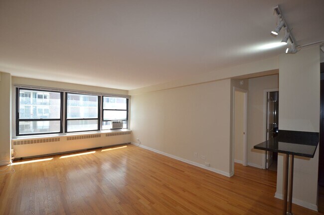 Foto del edificio - 4180 N Marine Dr