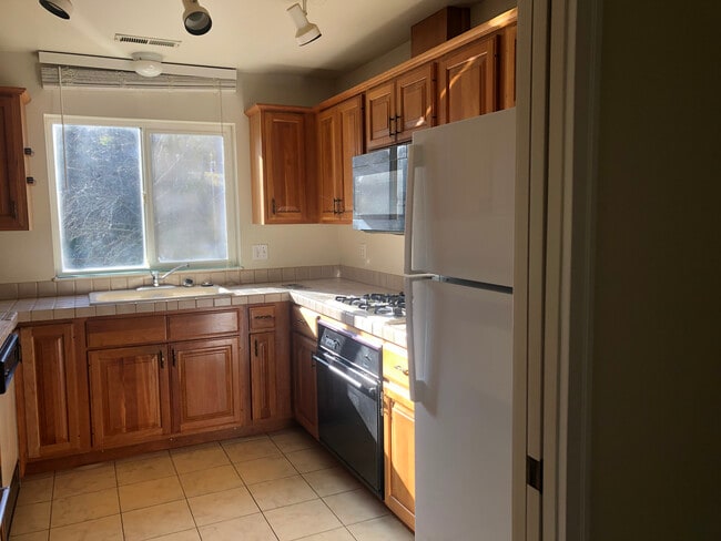 Building Photo - 618 Iowa St