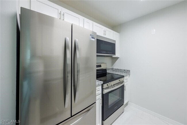 Foto del edificio - 3225 E Riverside Dr