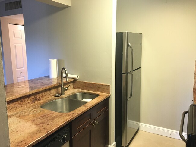 Foto del edificio - 808 Meadows Cir