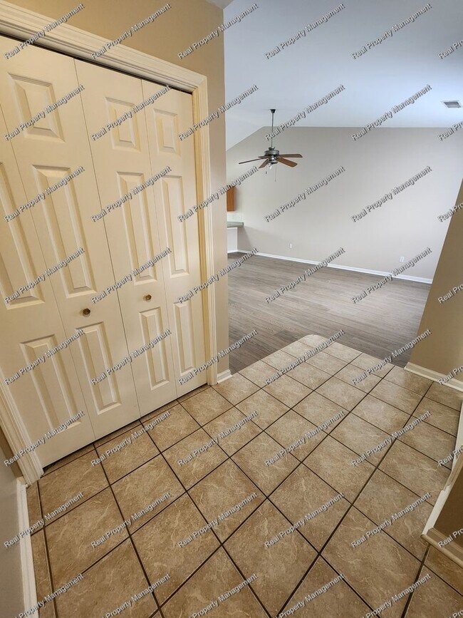 Building Photo - Fresh 3 Bedroom Duplex