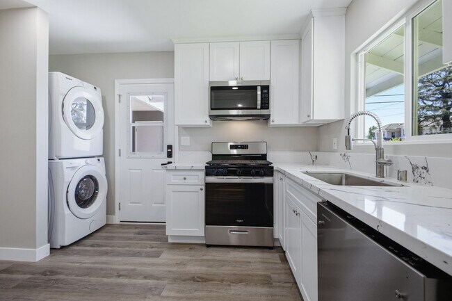 Foto del edificio - Stylishly Updated Pasadena Home with Spacious Yards Perfect for Entertaining