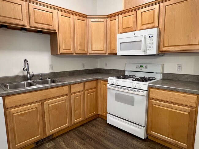 Foto del edificio - Spacious Remodeled Townhouse in Convenient...