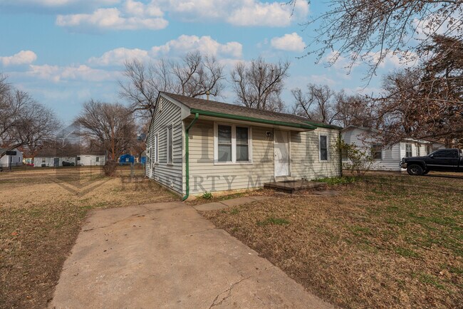 Building Photo - 224 Grover Ave