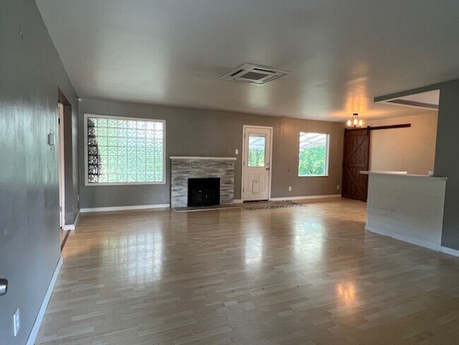 Photo - Charming 2 Bed 1 Bath Duplex in Downtown I... House