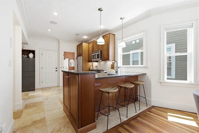 Building Photo - Comfortable and Spacious Rental Opportunity