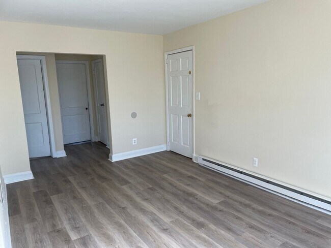 Building Photo - 910 E Patapsco Ave