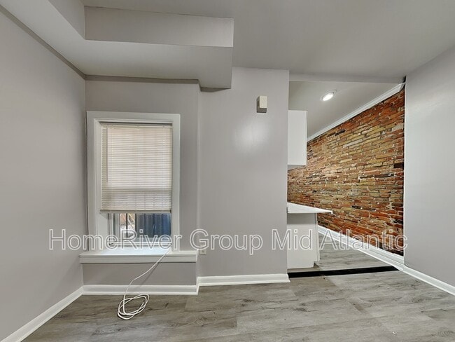 Building Photo - 702 Dolphin St