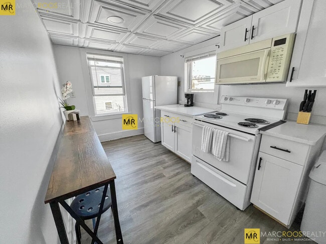 Building Photo - 158 Everett St