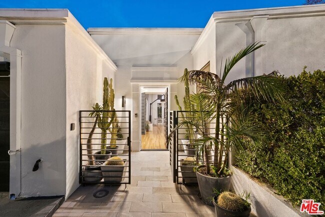 Foto del edificio - 9314 Lloydcrest Dr