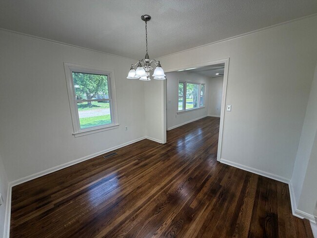 Foto del edificio - Bright, Updated 3 Bedroom Home with Modern Finishes