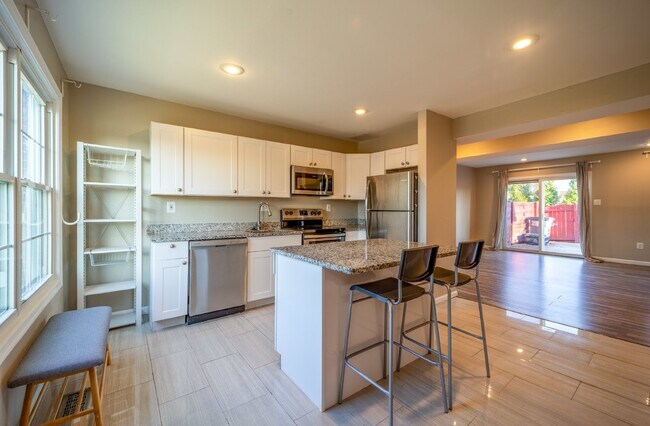 Foto del edificio - Spacious 3-Level Townhouse with Finished Basement and Fenced Patio