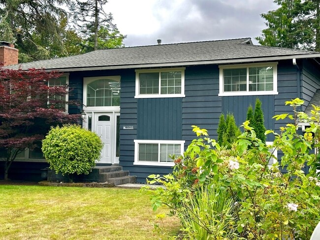 Building Photo - Fully Remodeled, Partially Furnished 4BR/3...