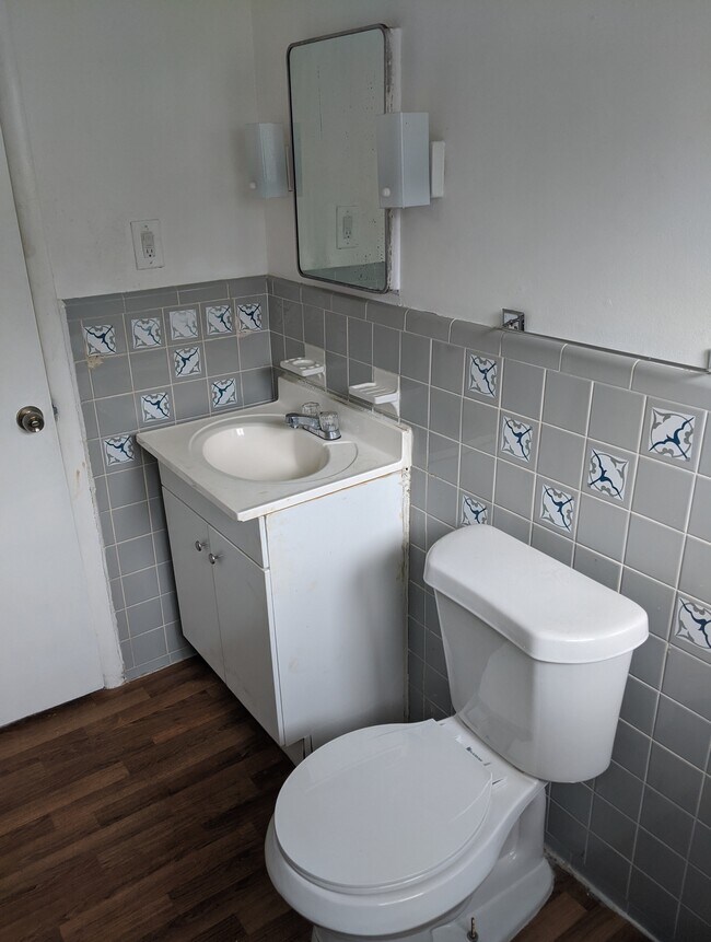 Batthroom v2 Toilet and whit paint - 11750 Morang Ave