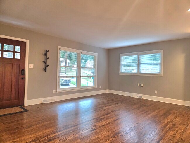 Foto del edificio - 6126 Netherwood Dr