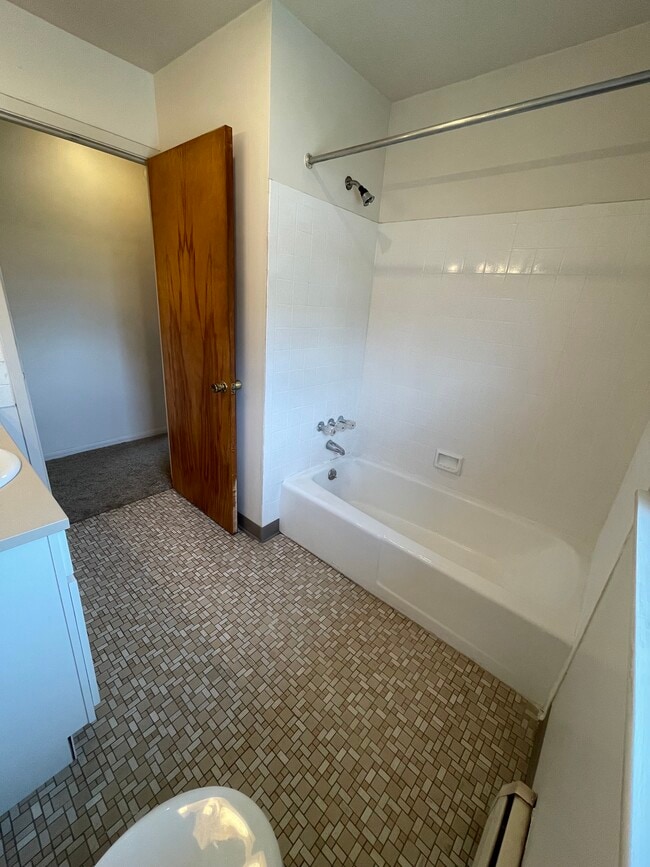 Full bathroom - 2490 S Raccoon Rd