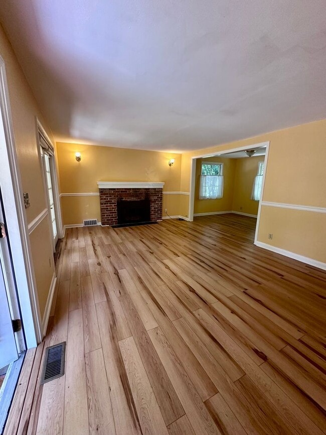 Building Photo - Charming 3bed/2bath House!