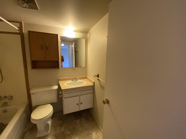 Building Photo - 999 Bowen Rd