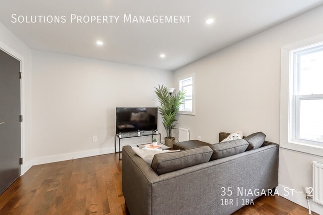Building Photo - **Renovated 1 Bedroom Unit in Small Quiet ...