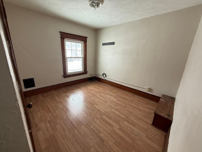 Building Photo - North Hill Area 4 Bedroom Home!! Tons of Charm!!