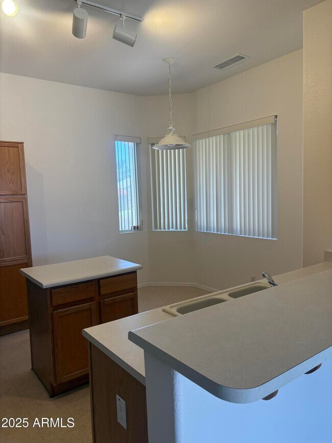 Foto del edificio - 9714 W Mountain View Rd