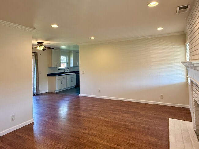 Foto del edificio - Updated 3 Bedroom 1 Bath Home in Desirable Santa Clara Location!
