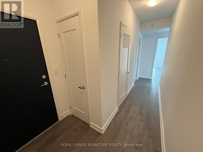 Building Photo - 75 James St S