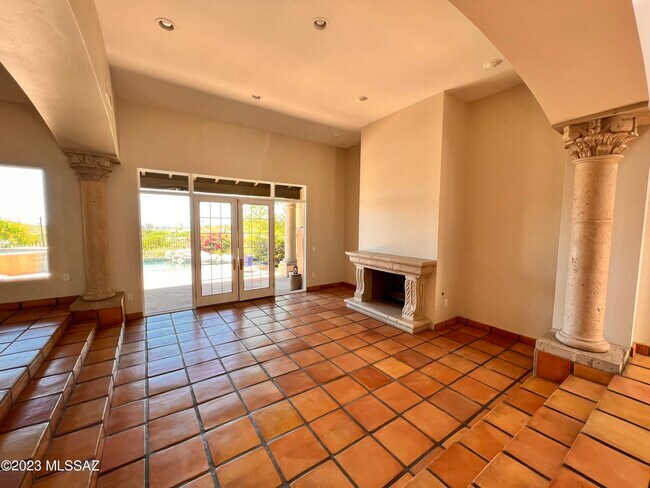 Building Photo - 6410 N Regal Manor Dr
