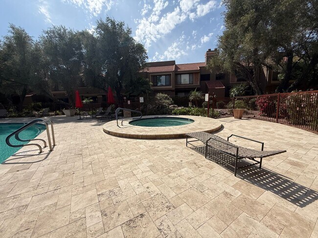 Foto del edificio - Tatum and Shea - Fully Remodeled Gated Condo that overlooks pool!