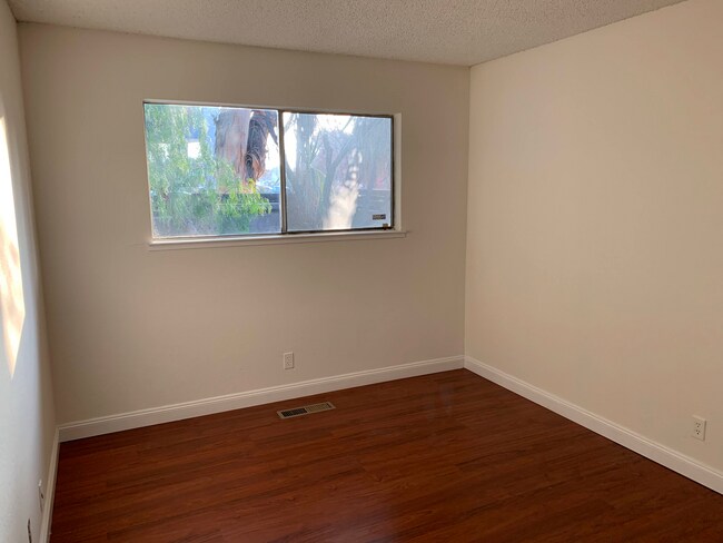 Foto del edificio - 5481 Thornwood Dr