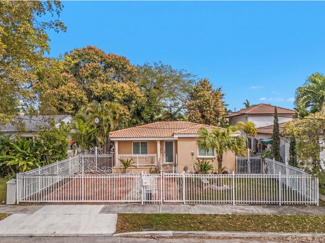 Charming Coral Gate Home Steps from Miracle Mile - Charming Coral Gate Home Steps from Miracle Mile