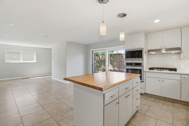 Foto del edificio - Remodeled 3-Bedroom 2.5-Bathroom Barron Park Home